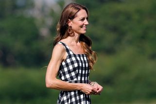 Dokonalé letní šaty podle princezny Kate? Zdobí je vzor, který nikdy nevyjde z módy - Proženy.cz